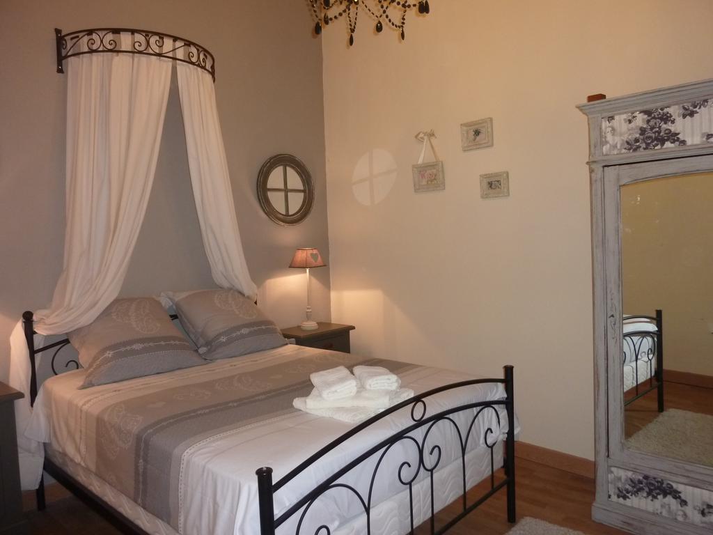 Le Comptoir Des Ecoliers Bed & Breakfast Gémozac Room photo