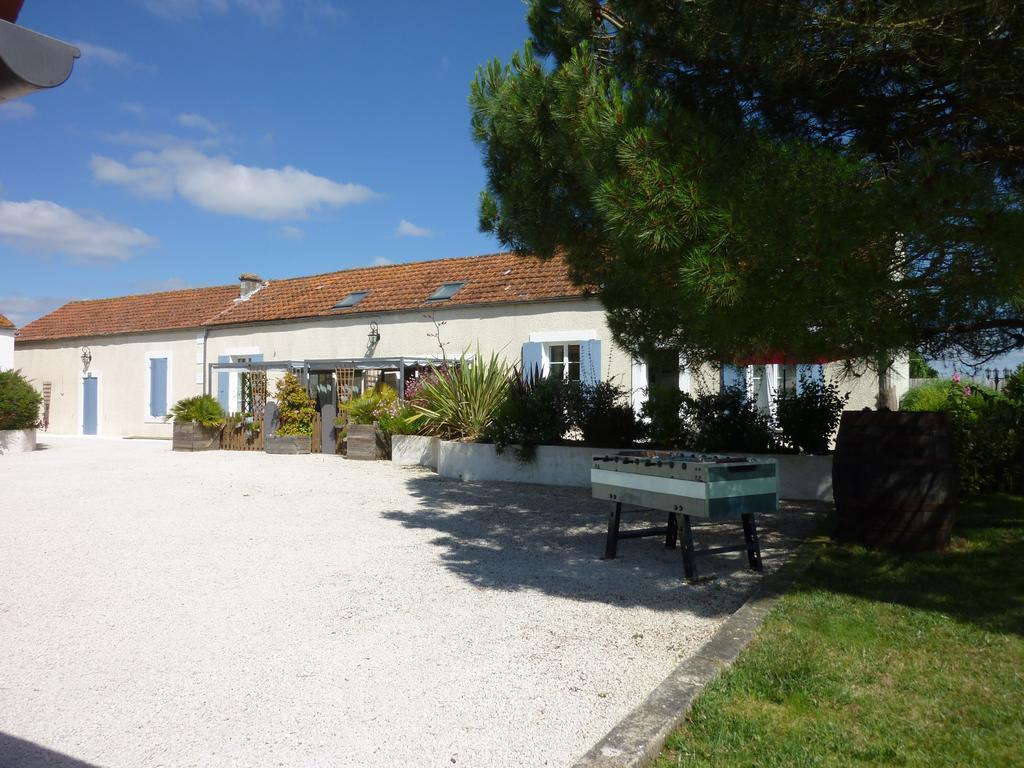 Le Comptoir Des Ecoliers Bed & Breakfast Gémozac Exterior photo